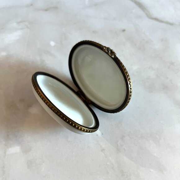 Limoges Lamb Trinket Box: French Peint Main Pastoral Collectible - Picture 5 of 5